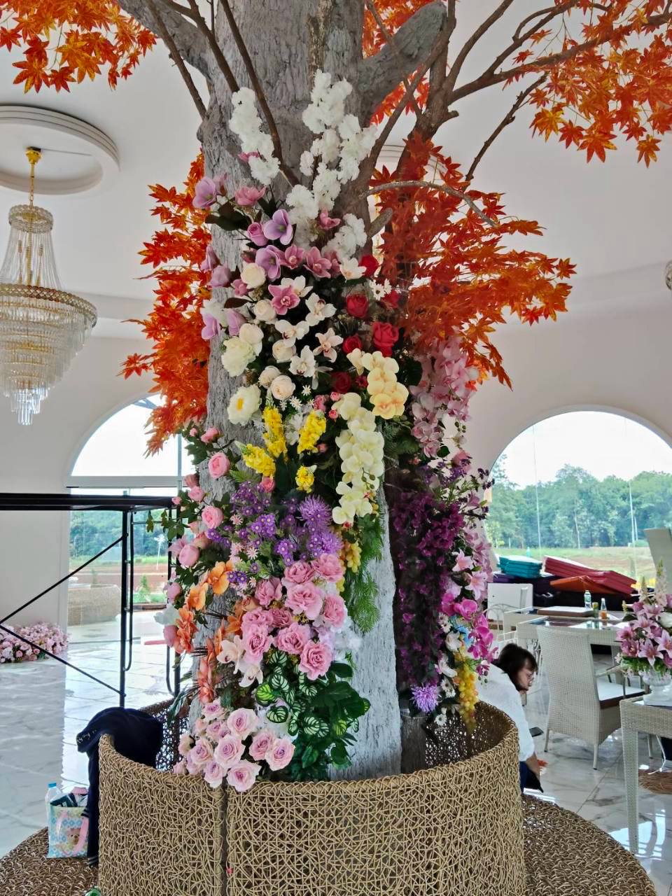 งานตกแต่งต้นไม้ภายในสถานที่ด้วยดอกไม้หลากสี
