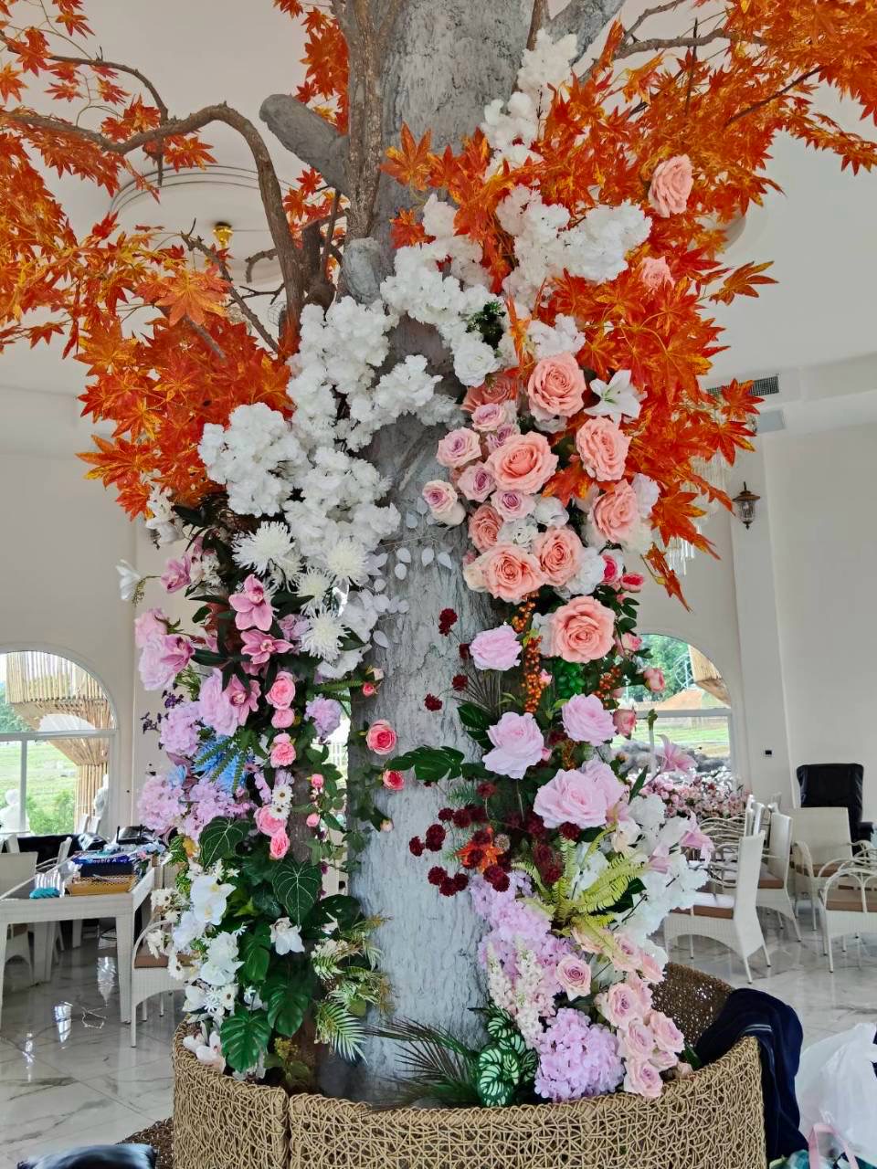 ดอกกุหลาบและดอกไม้สีอ่อนบนต้นไม้ประดับ