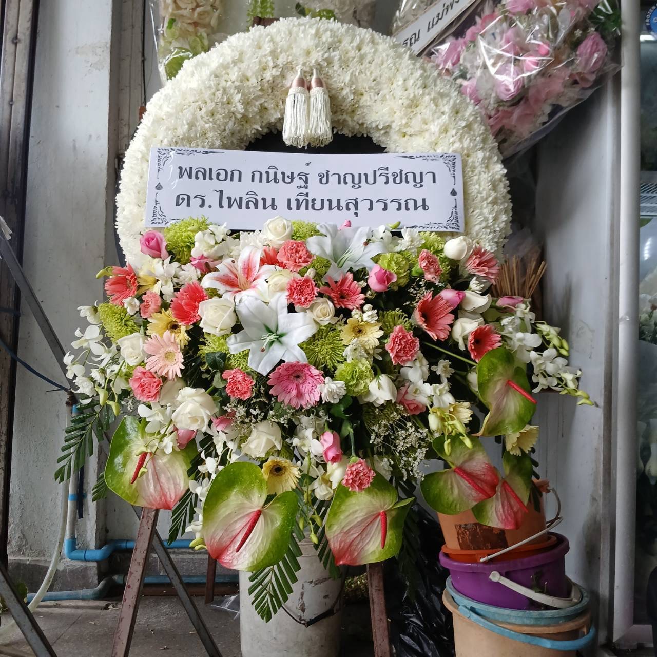 พวงหรีดดอกไม้ขาวชมพูเขียว