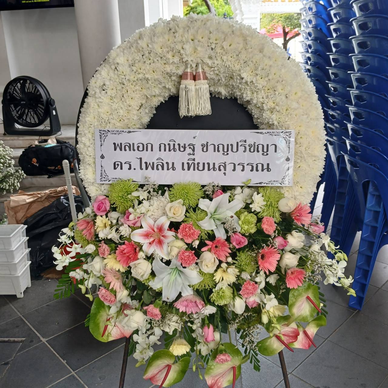 พวงหรีดขาวชมพูพร้อมดอกลิลลี่